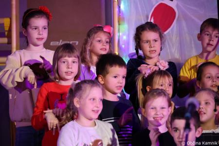 Miklavžev koncert na Osnovni šoli Toma Brejca napolnil telovadnico do zadnjega kotička (45)